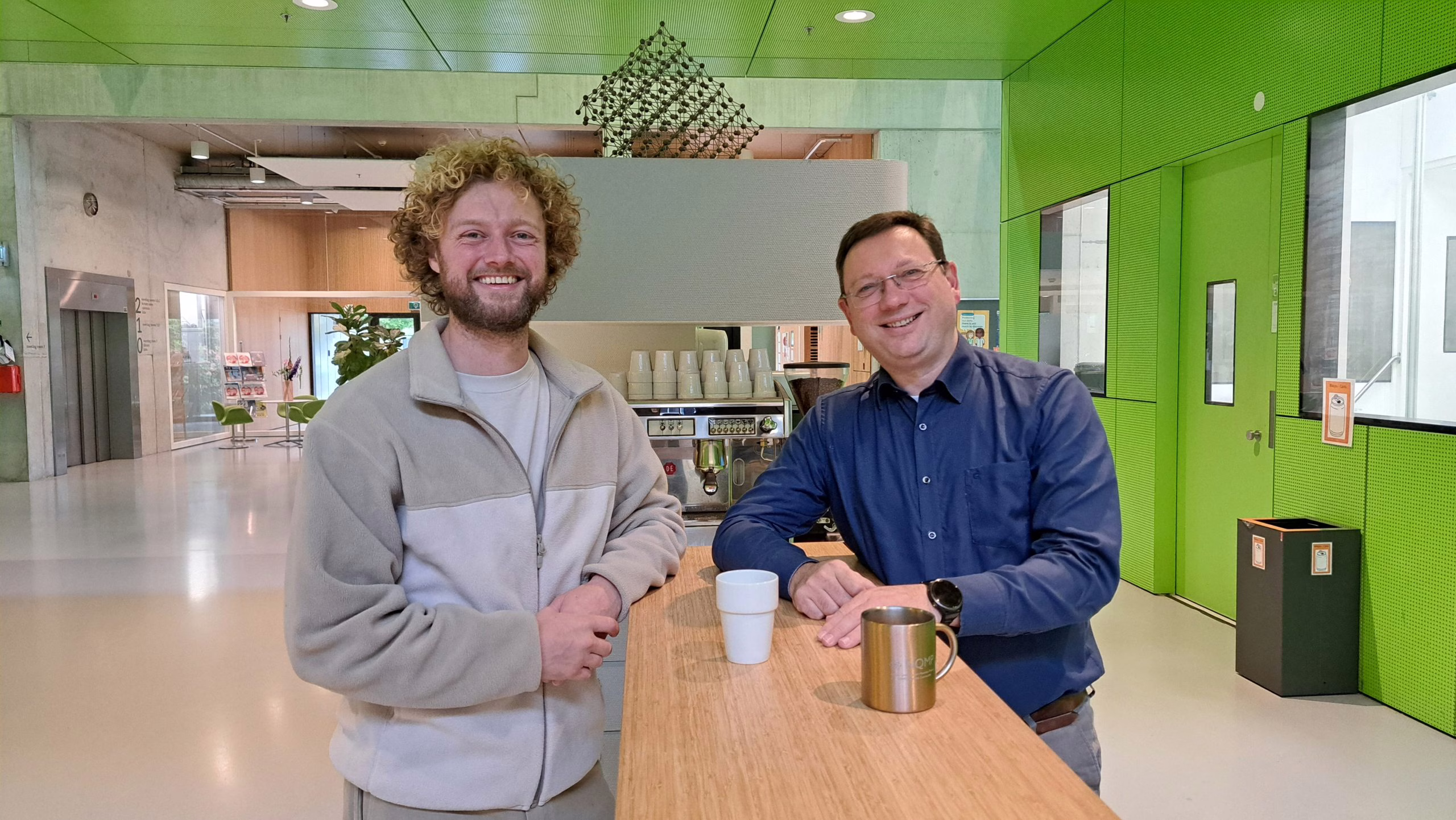 Femius Koenderink en Frank Bijloo (AMOLF)