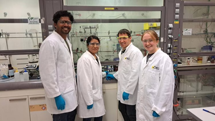 Rohit B. Raj, Jyoti Lather, Erik Garnett and Elaina Galvin and from AMOLF’s research team