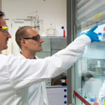 PhD candidate Rutger Struijk (left) and PhD candidate Pepijn Rang (right) in the Self-Organizing Matter lab