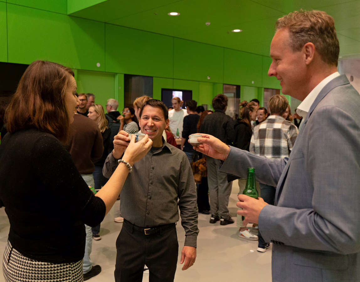 Catching up with collaborators at AMOLF symposium