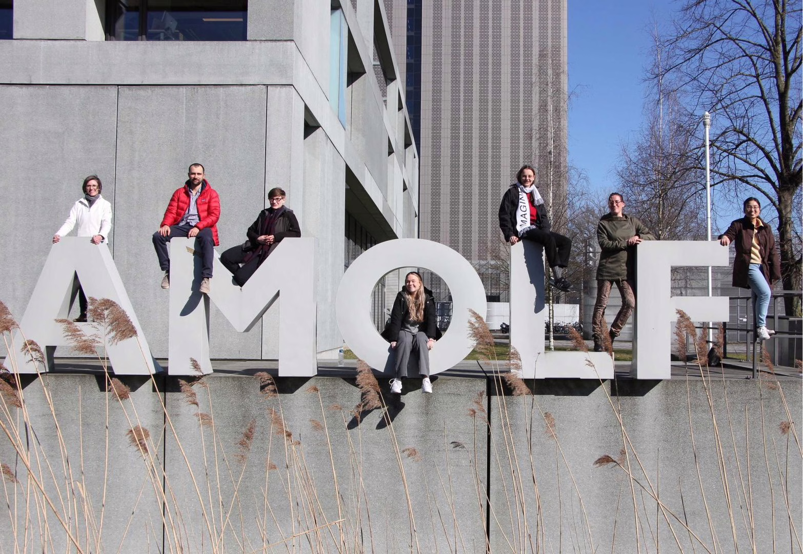 People at the AMOLF letters