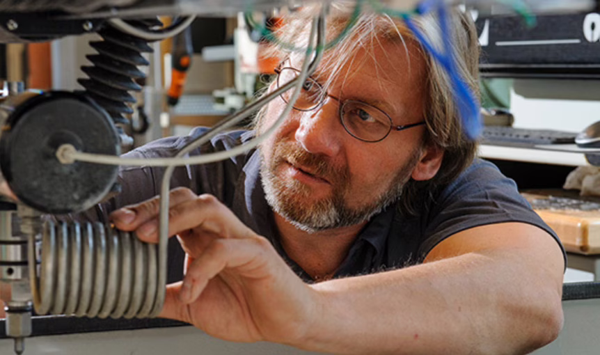 Precision Manufacturing department AMOLF - Jan van der Linden