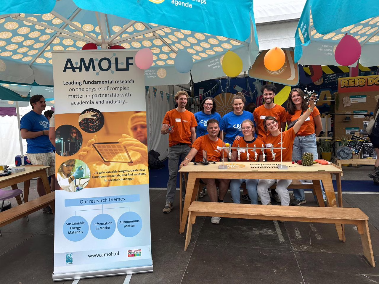 The AMOLF & ARCNL team behind the Smaakmakers workshop at the public science event.
