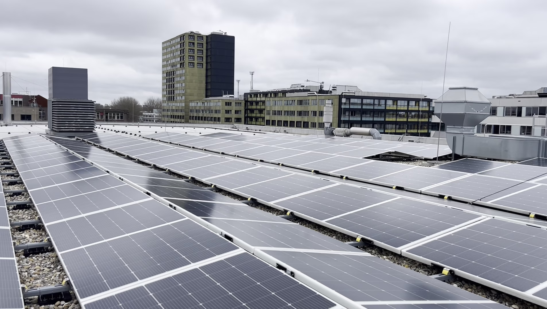 Solar panels on roof AMOLF